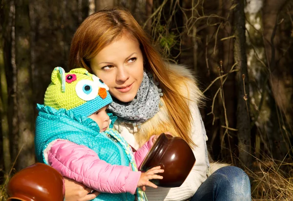 Madre felice con bambino sulla natura nei boschi — Foto Stock