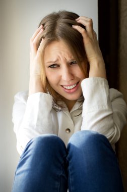 het meisje is triest verdriet vanwege de man