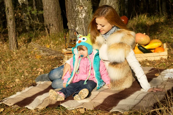 Piquenique, mãe e filha descansando no outono — Fotografia de Stock