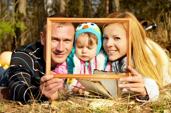 Porträtt av ung glad familj — Stockfoto