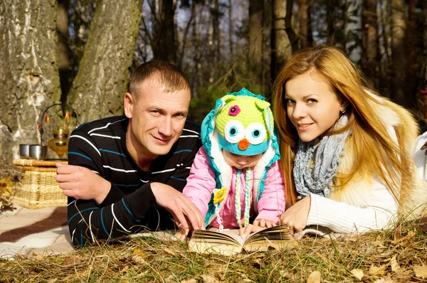 Ung familj med en dotter i höst på naturen kommer — Stockfoto