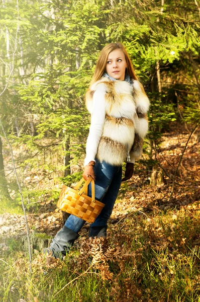 Chica joven en el bosque con una cesta — Foto de Stock