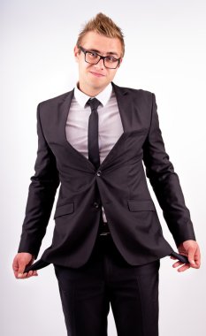 İş takım elbiseli adamı boş ceplerini gösterir