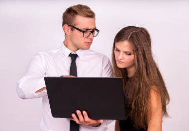 Şef bağımlı bir bağırıyor