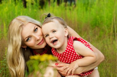 Anne ile bebek doğa arka plan yaz portresi