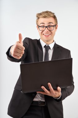 Dizüstü bilgisayar ve gösterileri de çalışma güzel iş adamı