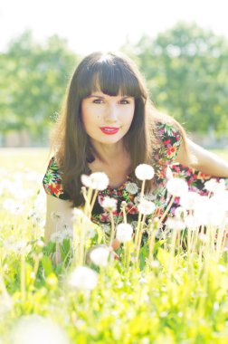 Çim üzerinde mutlu yalan