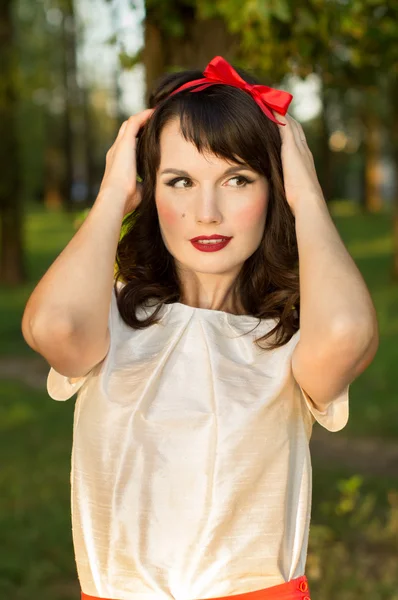 Jeune femme, posant doucement dans le jardin — Photo