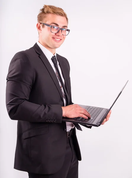 O belo homem de negócios que trabalha no computador portátil — Fotografia de Stock