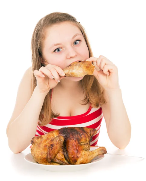 年轻女孩贪婪地吃掉了一块鸡 — 图库照片