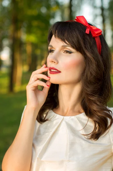 Sinnliche junge Frau, die süß im Garten posiert — Stockfoto