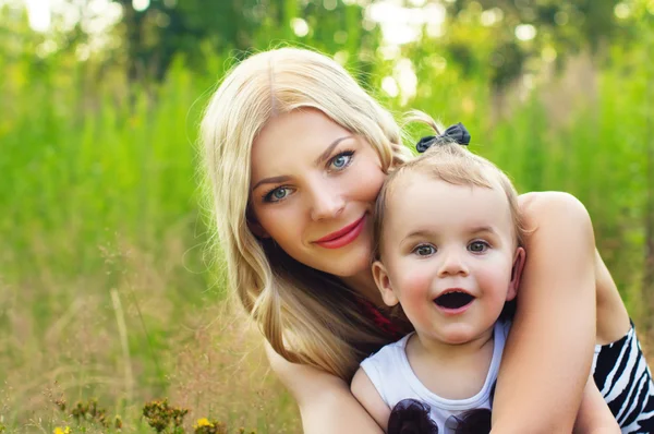 Porträtt av en vacker mor med baby — Stockfoto