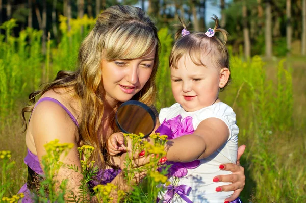 Moeder en dochter zijn het bestuderen van het milieu — Stockfoto