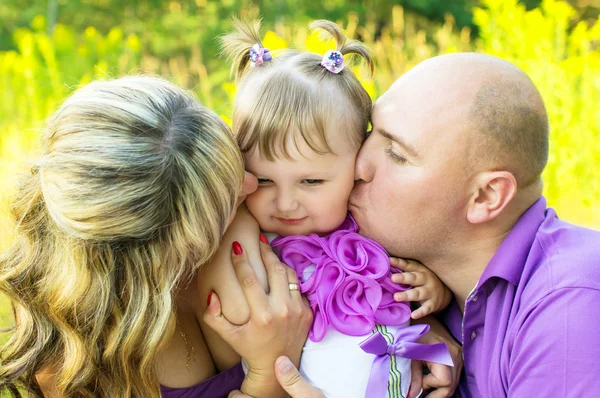 Parents kiss the child on the cheek — Stock Photo, Image