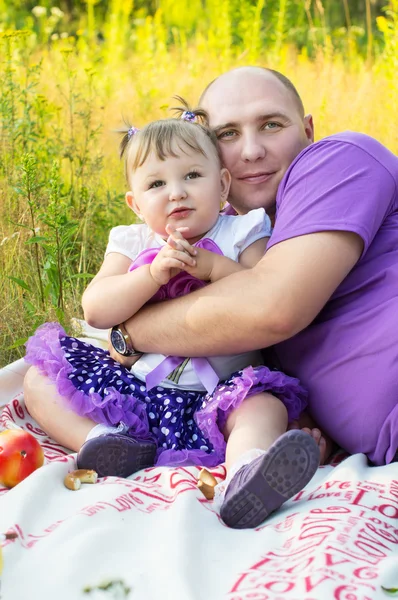 Pique-nique, père et fille sur la nature — Photo