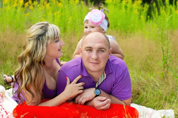 Happy married couple on nature — Stock Photo, Image