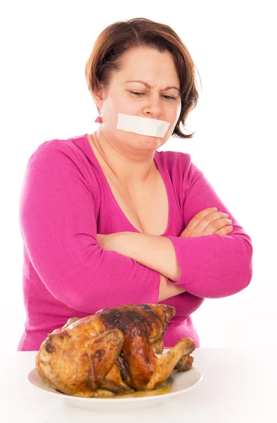 Volle Frau auf Diät, möchte Hühnchen essen — Stockfoto