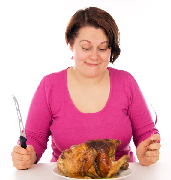 Volle Frau auf Diät, bereit, Hühnchen zu essen — Stockfoto