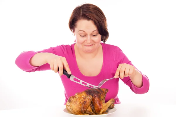 La mujer completa a la ración comienza a comer el pollo — Foto de Stock