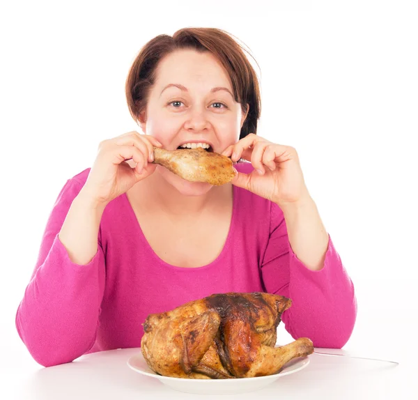 Mujer completa codiciosamente absorbiendo pedazo de pollo — Foto de Stock