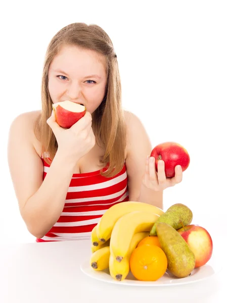 Güzel kız meyve yeme — Stok fotoğraf