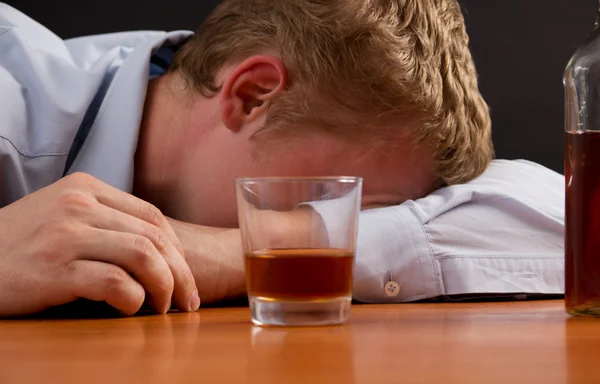 Um homem bêbado está dormindo na mesa — Fotografia de Stock