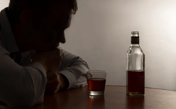 Ein junger Mann Alkoholmissbrauch — Stockfoto