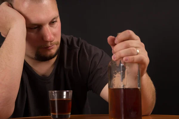 Un hombre joven abuso de alcohol — Foto de Stock