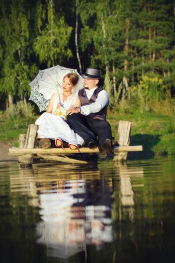 Güzel gelin ve damat şemsiye ile