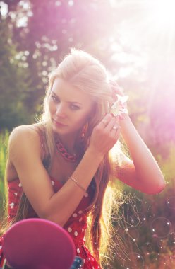 Güzel kız aynaya bakar.