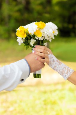 Buket tutmak gelin ve damat