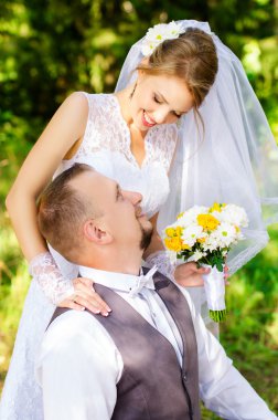 Mutlu gelin ve damat gözlerine bakıyor