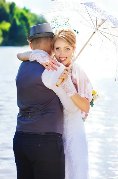 Vackra bruden brudgummen kramas — Stockfoto