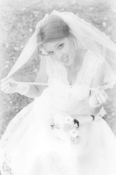 Hermosa novia con un ramo de blanco negro — Foto de Stock