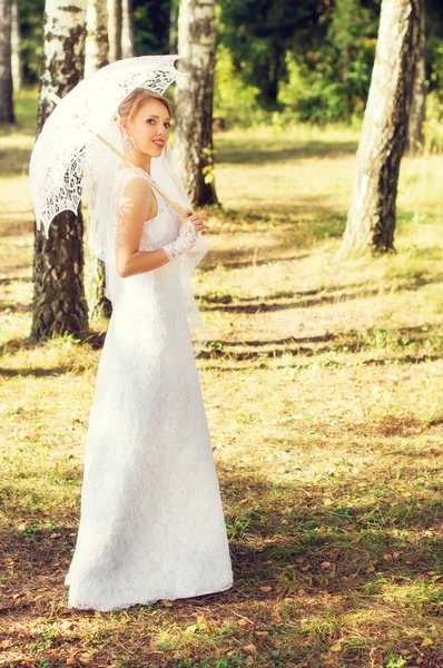 Bella sposa passeggiate sulla natura — Foto Stock