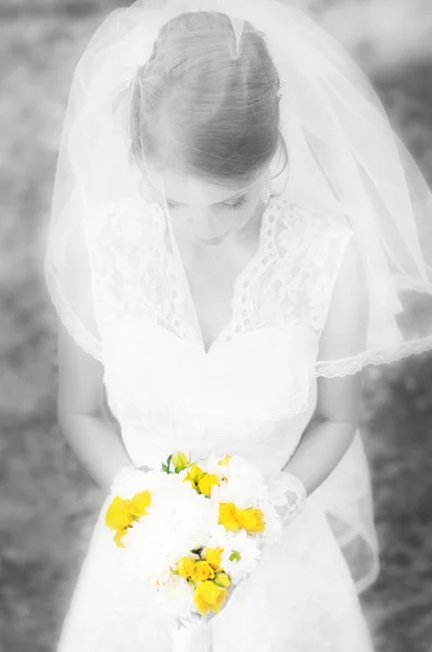 Belle mariée avec un bouquet — Photo