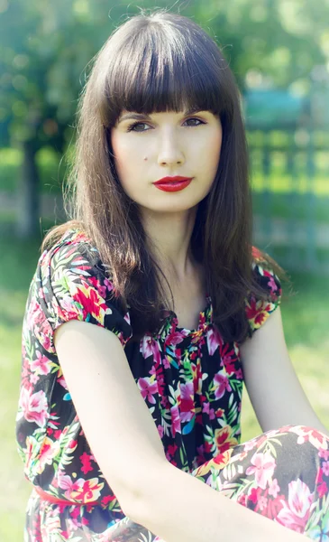 Menina bonita olhando cuidadosamente para o lado — Fotografia de Stock