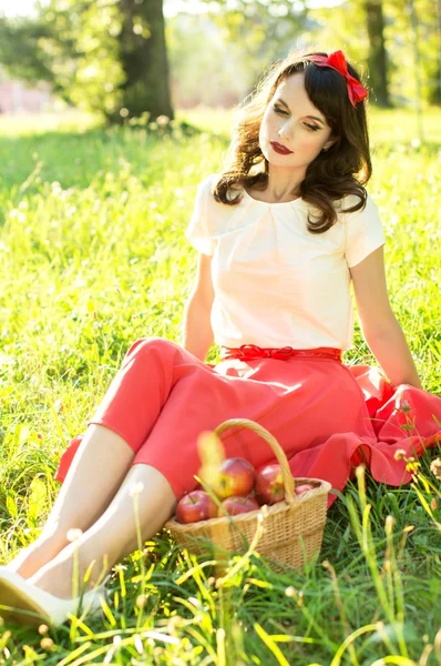 Belle fille assise dans l'herbe — Photo