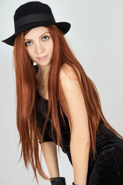 Bella ragazza dai capelli rossi in cappello e vestito — Foto Stock