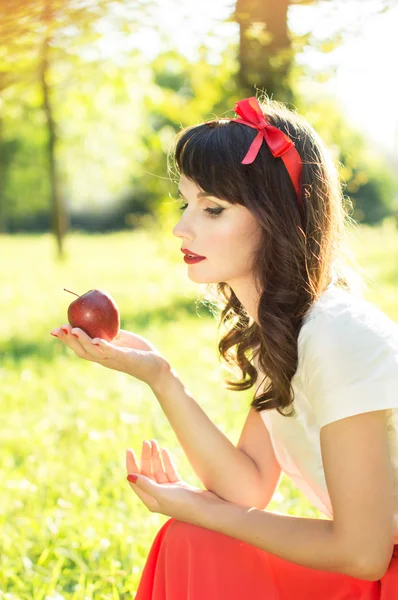 Girl looks at Apple — Stock Photo, Image