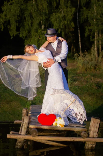 Felice sposa e sposo in piedi sul ponte — Foto Stock