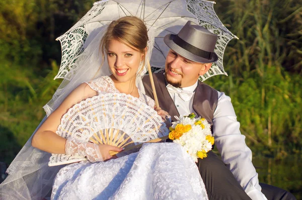 Happy bride and groom — Stock Photo, Image