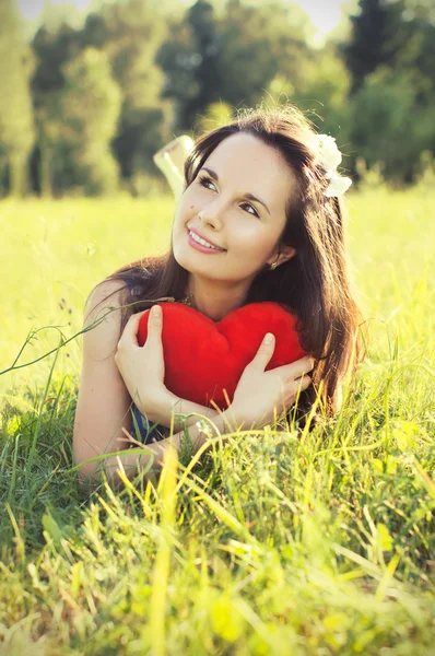 Menina feliz segurando coração — Fotografia de Stock