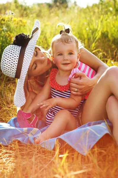 Moderne et jeune mère avec bébé — Photo