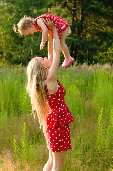 Mamma som håller i ett barn — Stockfoto