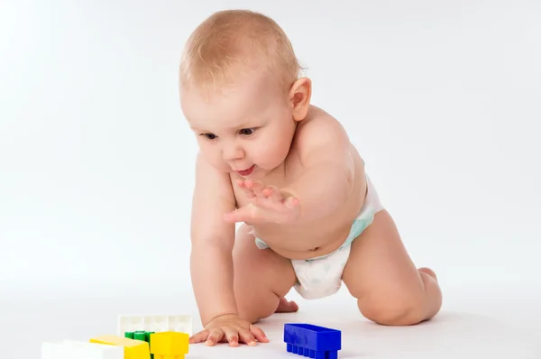 Nu bebê rasteja de quatro — Fotografia de Stock