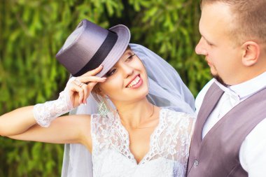 Gelin bir şapka ile portresi