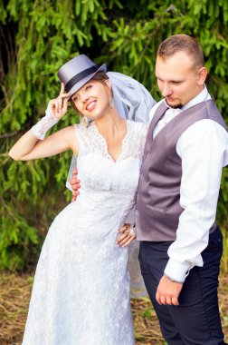 Genç gelin ve damat bir şapka ile