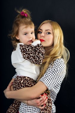 Siyah bir zemin üzerine bir çocukla genç anne