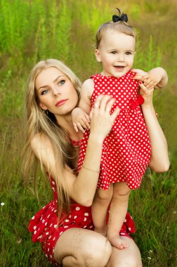 Genç anne ile kızı doğanın bir arka plan üzerinde